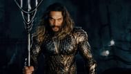 Aquaman, the king of the seas, makes a dramatic entrance (Image via Warner Bros)